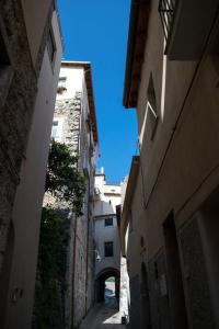 un vicolo tra due edifici in un vicolo di San Martino [Old Town Apartment - Itri] a Itri