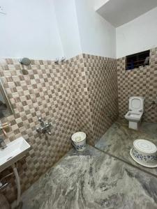 a bathroom with a toilet and a sink at Parmarth Lok in Deoghar