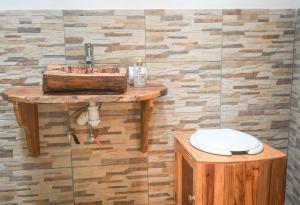 a bathroom with a wooden sink and a toilet at El jardín de la salud hotel in Fortín de las Flores