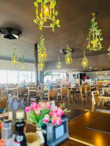 - un restaurant avec des tables, des chaises et des fleurs sur une table dans l'établissement Pousada e Restaurante Valle dos Ventos, à Chapada dos Guimarães