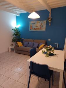 uma sala de estar com uma mesa e um sofá em La Casa di Adele em Porto SantʼElpidio