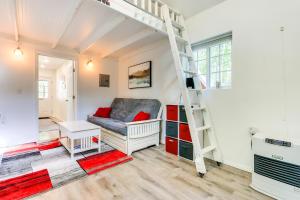 Posezení v ubytování Charming Alaska Vacation Rental with Gas Grill!