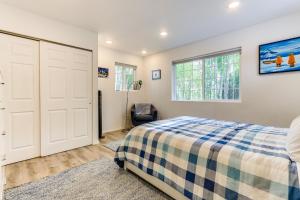 Postel nebo postele na pokoji v ubytování Charming Alaska Vacation Rental with Gas Grill!