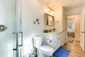 Koupelna v ubytování Charming Alaska Vacation Rental with Gas Grill! + 17 fotografií