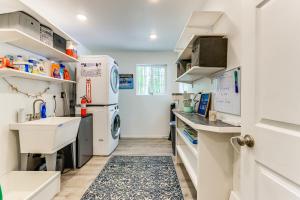 Kuchyň nebo kuchyňský kout v ubytování Charming Alaska Vacation Rental with Gas Grill!