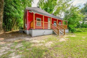 una casa roja con porche y patio en Macon Cottage with Porch - 2 Mi to Downtown!, en Macon