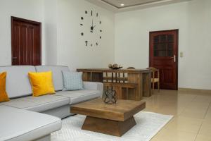 a living room with a couch and a coffee table at Résidences Inaya in Cotonou