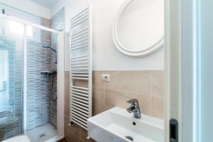 a bathroom with a sink and a mirror at Da Flora Wonderful Lakefront View in Colonno