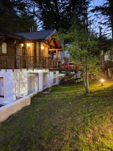 uma representação de uma casa à noite com um quintal em Bosque al Lago em San Carlos de Bariloche