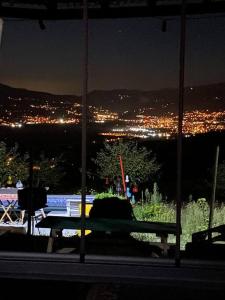 薩卡里亞的住宿－Saraçoğlu Dağ Evi (Müstakil Havuz,jakuzi,Zirvedyz)，夜间在城市前的公园长凳