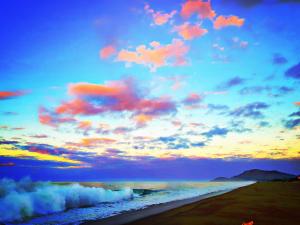 - une vue sur la plage avec un ciel nuageux dans l'établissement Villa Star of the Sea, à Barra de Navidad