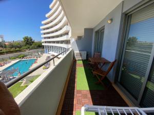 balcón con vistas a la piscina y al complejo en Atlantic Sun & Love Apartment, en Portimão