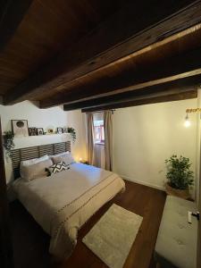 Un dormitorio con una cama grande y una ventana en Casa Collao, en Ansó