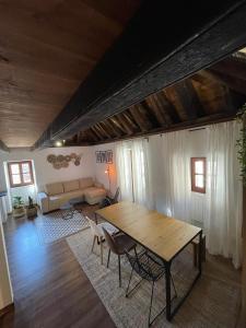sala de estar con mesa de madera y sofá en Casa Collao, en Ansó