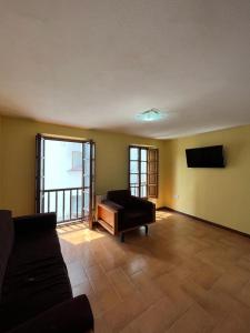 sala de estar con sofá y TV de pantalla plana en Duplex Luarca, en Luarca