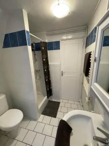 y baño con bañera, aseo y lavamanos. en Escapade Moretaine - 22 Langin, en Moret-sur-Loing