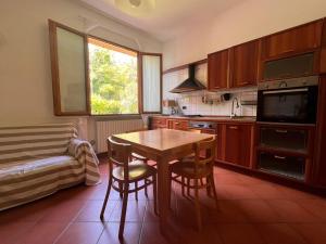 een keuken met een tafel en stoelen en een bank bij Casa Rosati - Baia Flaminia in Pesaro