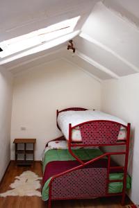 a room with a bunk bed in a attic at Casa Turística Las Tunas - Habitación: Apu Marcahuiri in Sicuani