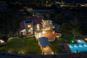 uma vista aérea de uma casa com piscina em Villa Damant em Pithárion