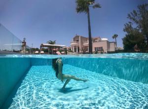 una estatua de una sirena en una piscina en Villa Damant en Pithárion