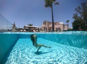 eine Statue einer Meerjungfrau in einem Schwimmbad in der Unterkunft Villa Damant in Pithárion