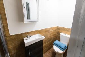 A bathroom at Maidstone High St - Deluxe Ensuite Rooms - Fast Wi-Fi