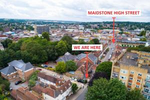 A bird's-eye view of Maidstone High St - Deluxe Ensuite Rooms - Fast Wi-Fi