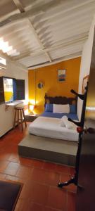 ein Schlafzimmer mit einem großen Bett in einem Zimmer in der Unterkunft Hostal Colonial de Santander in Girón