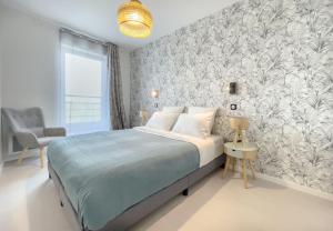 a bedroom with a large bed and a wall mural at Duplex Disney in Coupvray