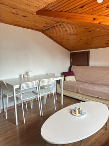 uma sala de estar com uma mesa e cadeiras e um sofá em 2 Room 1 bathroom 1 Kitchen 3-4 people em Istambul
