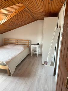 um quarto com uma cama e um tecto de madeira em 2 Room 1 bathroom 1 Kitchen 3-4 people em Istambul