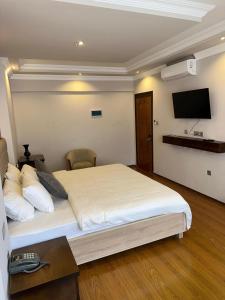 1 dormitorio con 1 cama y TV en la pared en Mountain View Hotel en Kyrenia