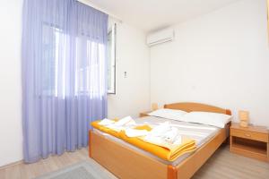 Postel nebo postele na pokoji v ubytování Double Room Tucepi 5263d