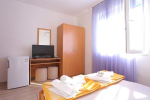 TV a/nebo společenská místnost v ubytování Double Room Tucepi 5263d