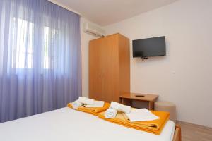 Postel nebo postele na pokoji v ubytování Double Room Tucepi 5263e