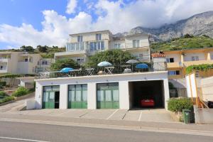 a building with a balcony on top of it at Apartments and rooms with parking space Tucepi, Makarska - 5263 in Tučepi