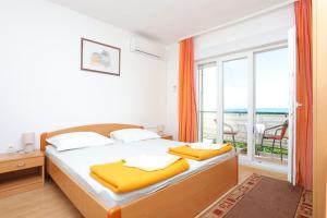 Postel nebo postele na pokoji v ubytování Apartments and rooms with parking space Tucepi, Makarska - 5263