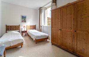 Ένα ή περισσότερα κρεβάτια σε δωμάτιο στο Nice Home In Chalabre With Kitchen