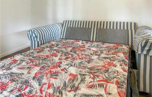 Un pat sau paturi într-o cameră la 1 Bedroom Gorgeous Home In Norrtlje