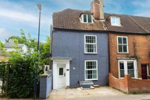 a blue house with a white door at Maidstone High St - Deluxe Ensuite Rooms - Fast Wi-Fi in Kent