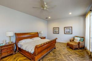 1 dormitorio con 1 cama, 1 silla y ventilador de techo en Evans Eden, en Bridgeport