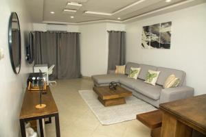 a living room with a couch and a table at Résidences Inaya in Cotonou
