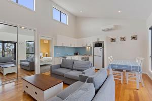 Dapur atau dapur kecil di Apollo Bay Seal Apartments