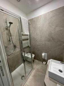 un bagno con doccia e lavandino di Domus Cervantes Apartment a Napoli