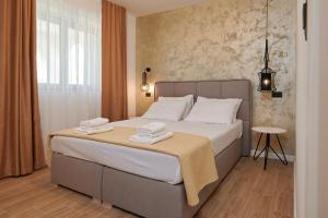 Postel nebo postele na pokoji v ubytování Apartments by the sea Okrug Gornji, Ciovo - 458
