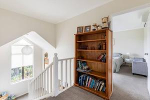a room with a book shelf with books at Quiet and cosy in Waikanae