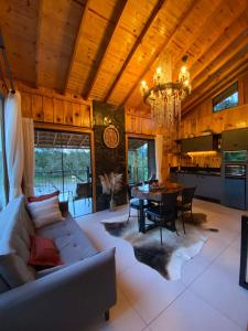 - un salon avec un canapé et une table dans l'établissement Pousada- Cabana Gala Vale das Macieiras Urubici, à Urubici