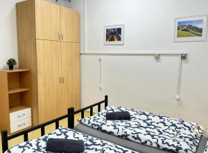 1 dormitorio con 1 cama y armario en Railway Ljubljana ROOMS, en Liubliana