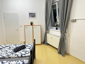 un dormitorio con una cama y una ventana en Railway Ljubljana ROOMS, en Liubliana