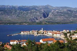 a small town on the shore of a large body of water at Apartments by the sea Vinjerac, Zadar - 21399 in Vinjerac